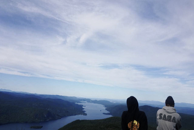 Skier flexing on his tails - Photo Gallery Link